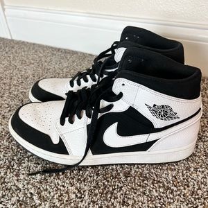 Jordan 1 Mid White Black